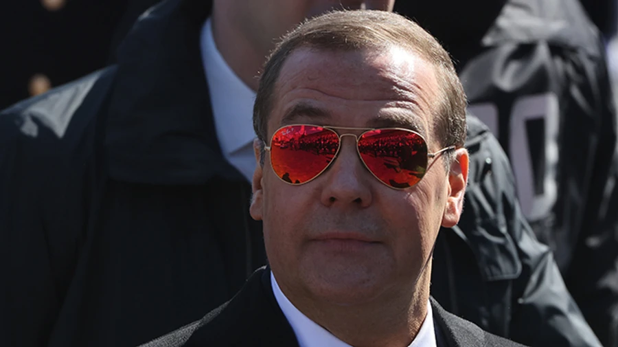 Medvedev starts learning Photoshop and tries to rename Kyiv's Maidan in Russian