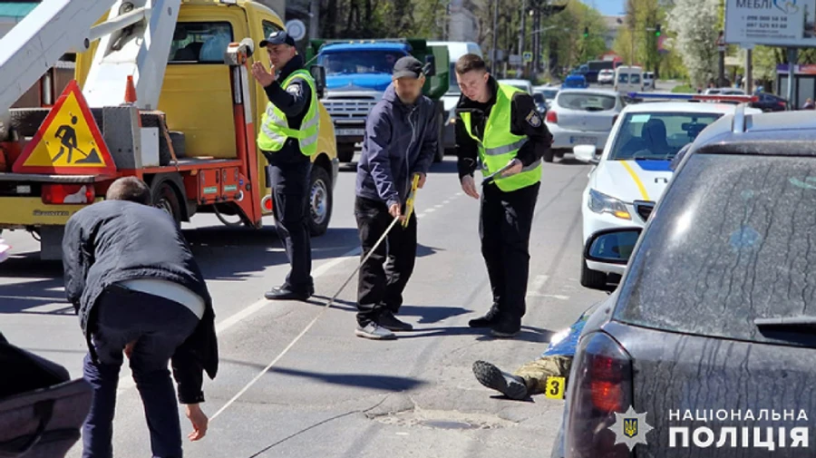 Водій збив поліцейську і двох військових на переході в Хмельницькому: один загинув