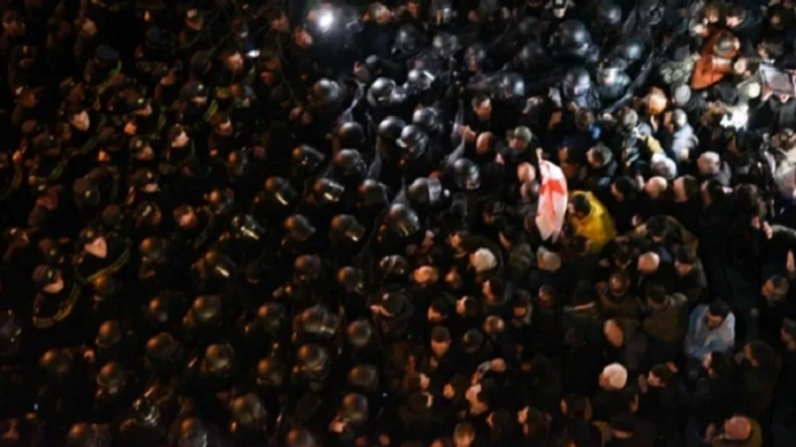 Під парламентом Грузії почалися сутички: поліція застосувала водомети та сльозогінний газ