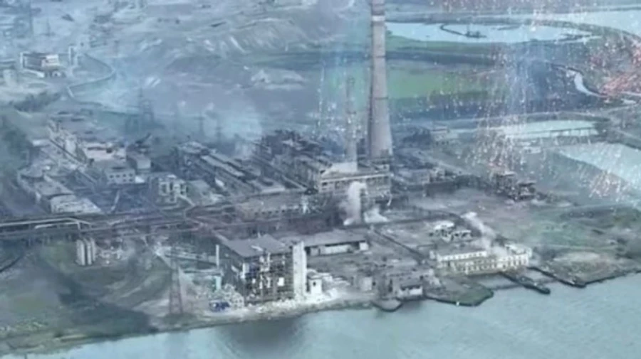 С Азовстали выехали автобусы с украинскими байцами – Reuters