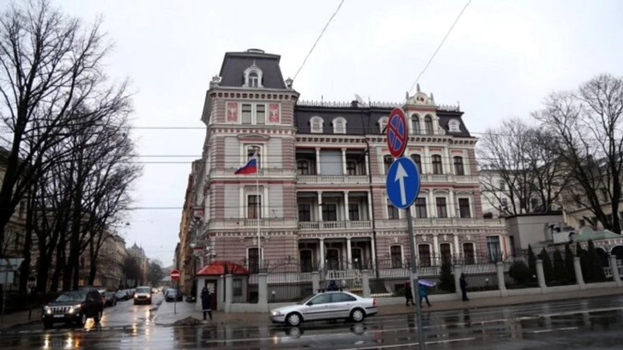 Посольство РФ в Риге обязали повесить табличку Улица Независимости Украины