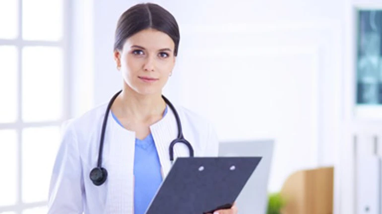 Как получить медицинскую помощь онлайн или по телефону. Список врачей, которые готовы помочь