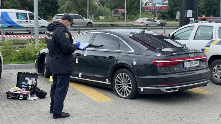 Стреляли в авто первого помощника Зеленского, ранен водитель