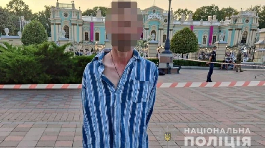 Угрожал взрывчаткой возле ВРУ: полиция задержала мужчину