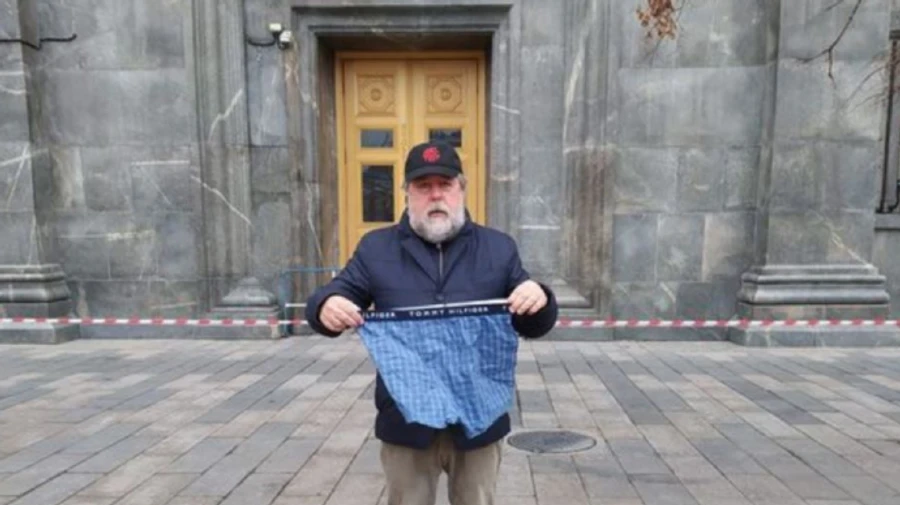 Режиссер Свидетелей Путина пикетировал ФСБ с синими трусами в руках