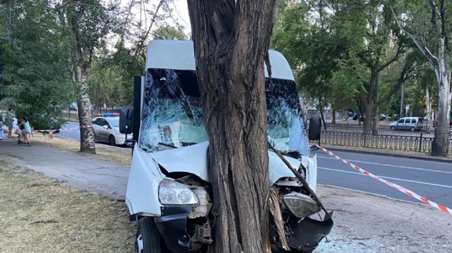 В Николаеве маршрутка влетела в дерево, 9 пострадавших