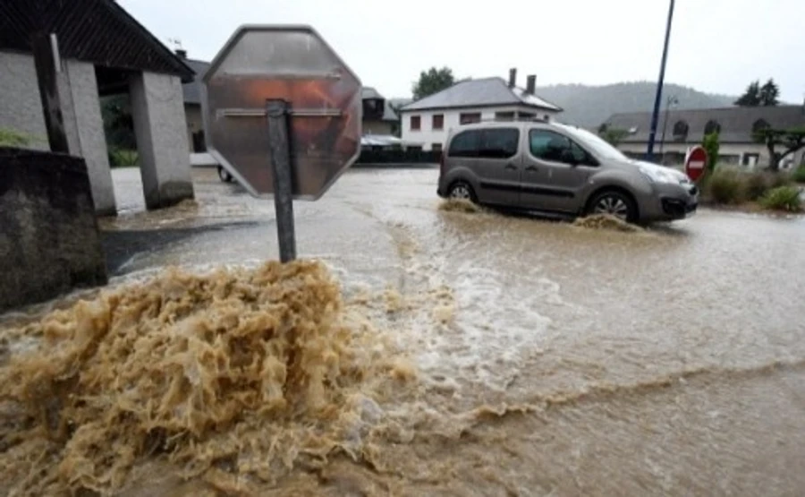 Из-за непогоды во Франции погибли два человека и обесточены тысячи домов