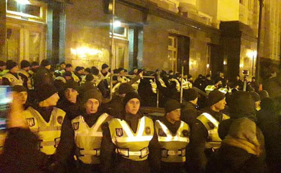 Варта на Банковой: часть митингующих ночевали под ОПУ, приходят новые люди 