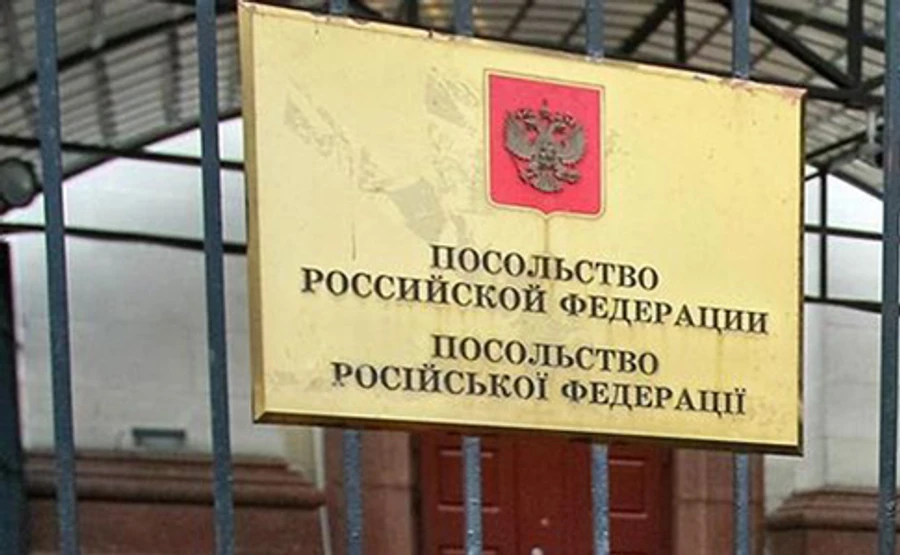 Під посольством РФ багато поліції й націоналісти