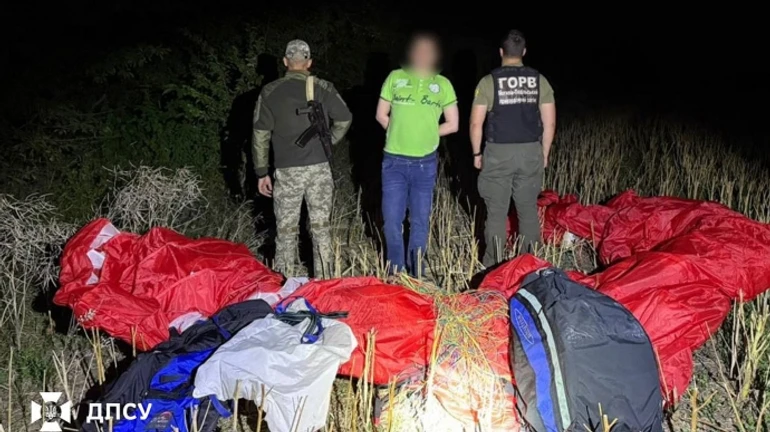 Пограничники поймали мужчину, который хотел сбежать из страны на параплане