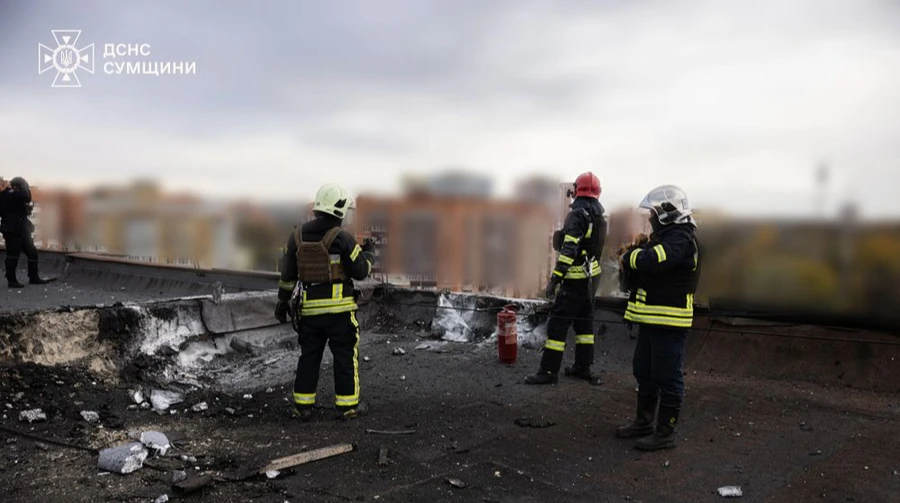 Ворожий БпЛА влучив у дах багатоповерхівки в Сумах, постраждала жінка