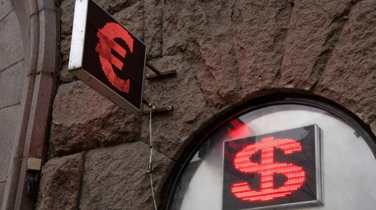 Нацбанк показал курс доллара и евро на вторник 23 декабря