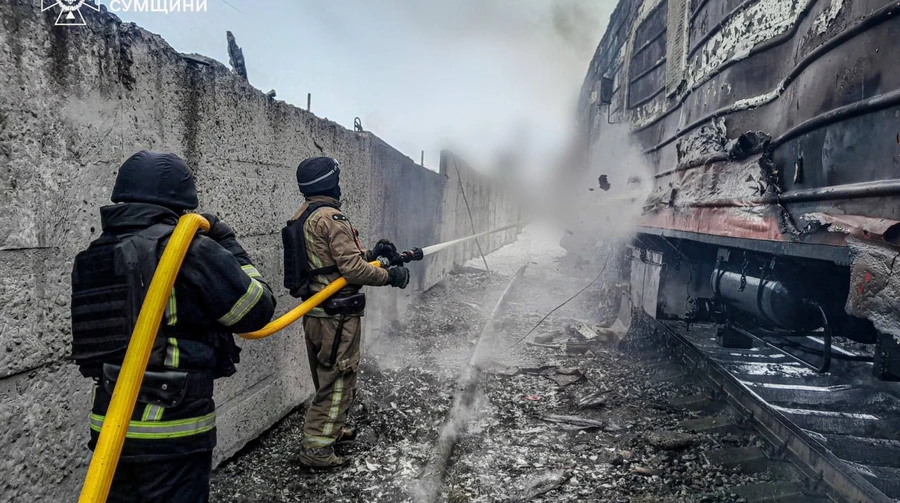 Росіяни знову атакували залізницю на Сумщині: горіло депо та вагон