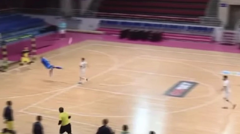 У Запоріжжі футзаліст забив шалений гол ударом через себе