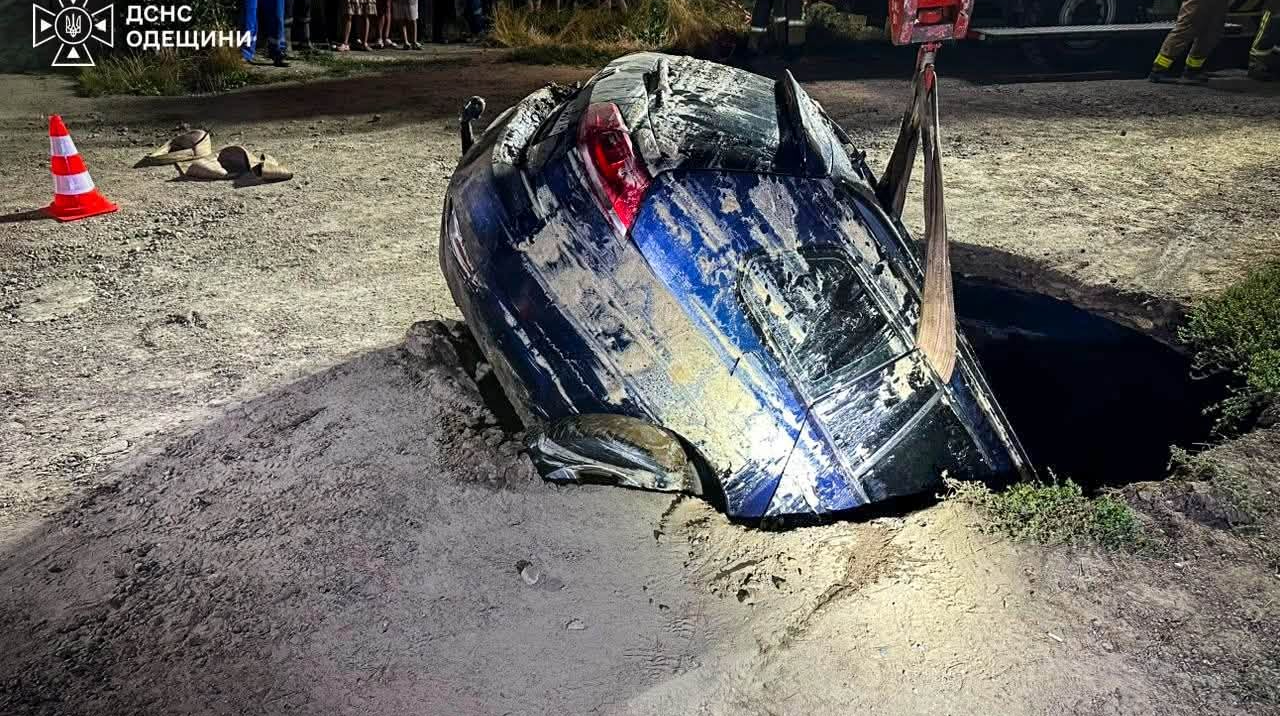 В Одесі автомобіль під час руху провалився під землю
