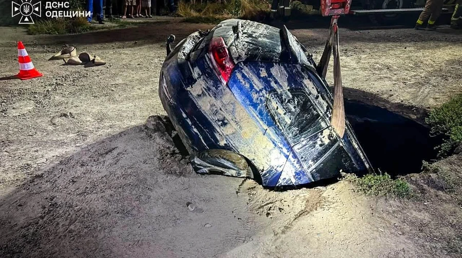 В Одесі автомобіль під час руху провалився під землю