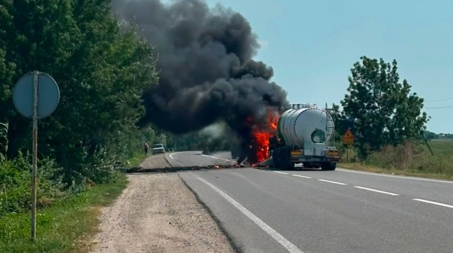 Росіяни спалили цистерновоз з олією та легковик на Одещині: двоє загиблих