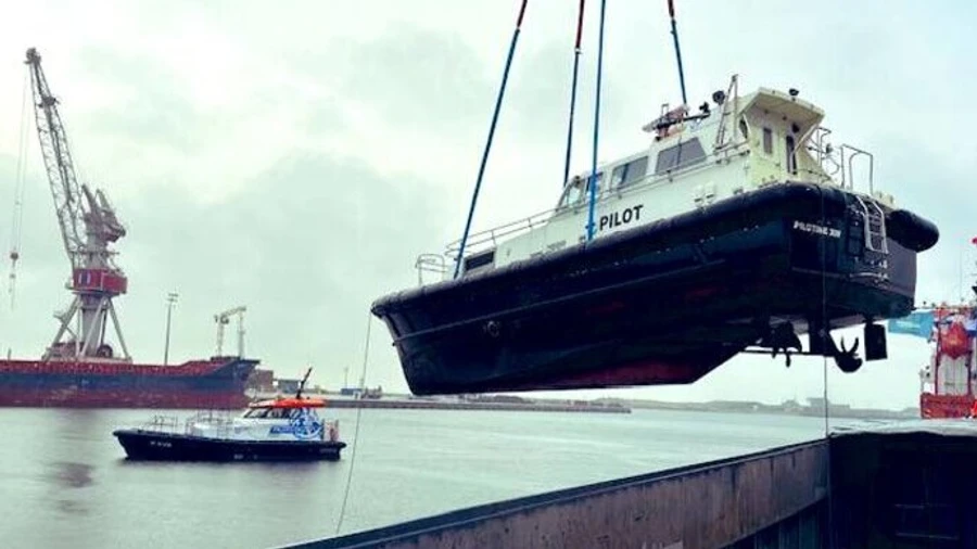 France hands over second ship to Ukraine to help with grain exports