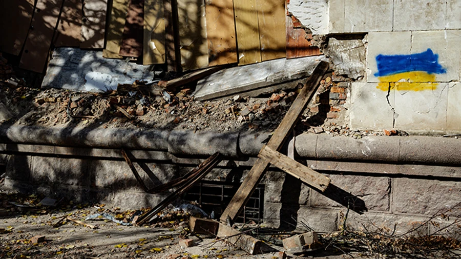 Russians strike outskirts of Kherson, killing man