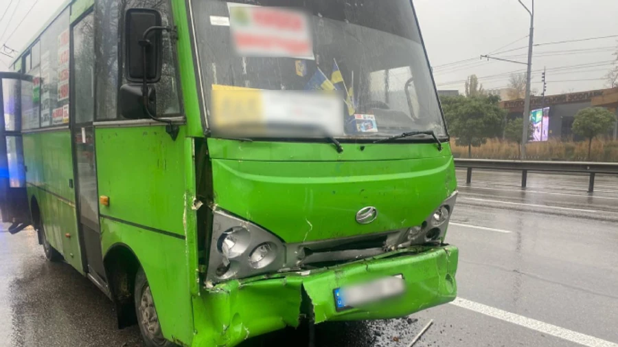 У Києві зіткнулися дві маршрутки: 7 потерпілих