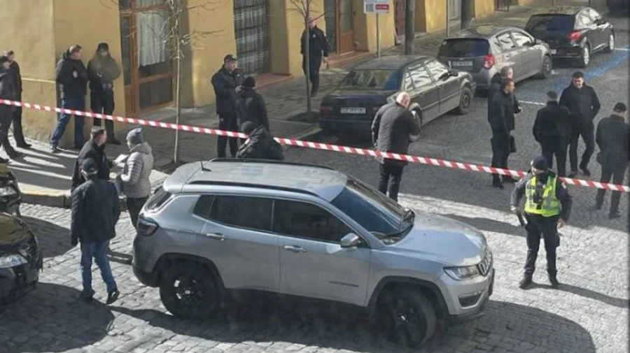 Мужчина с гранатой пришел в черновицкий суд из-за ареста сына