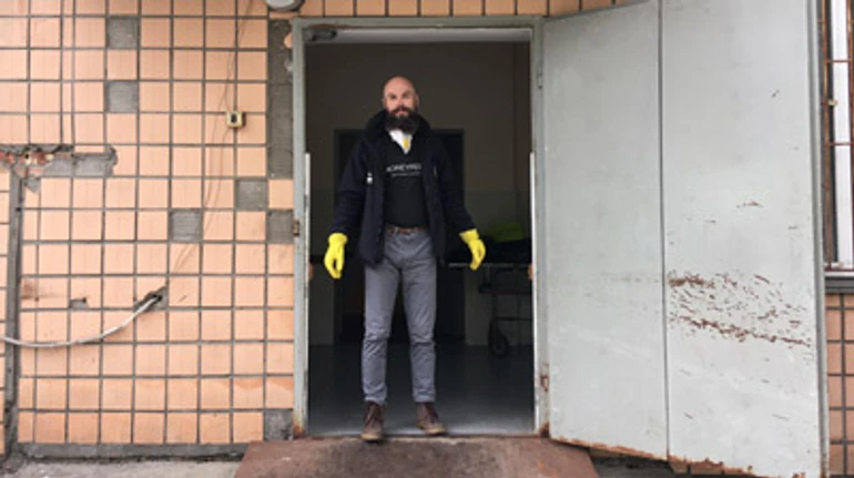 Іноді стоїш і думаєш: а що показати в тілі без голови? – Історія працівника моргу у Вишгороді