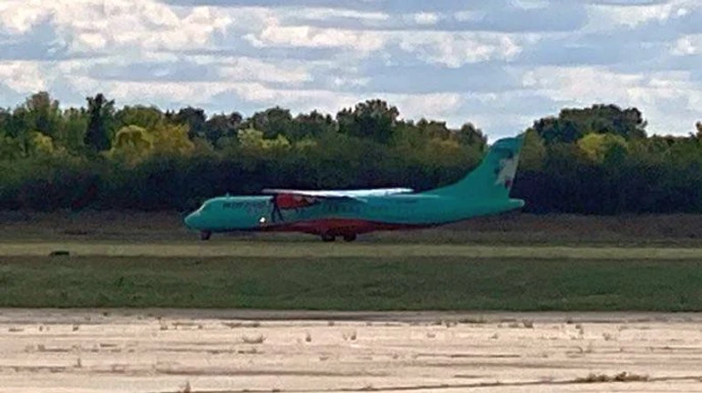 Літак із депутатами ОПЗЖ просився сісти у Полтаві, пасажирів не випустили