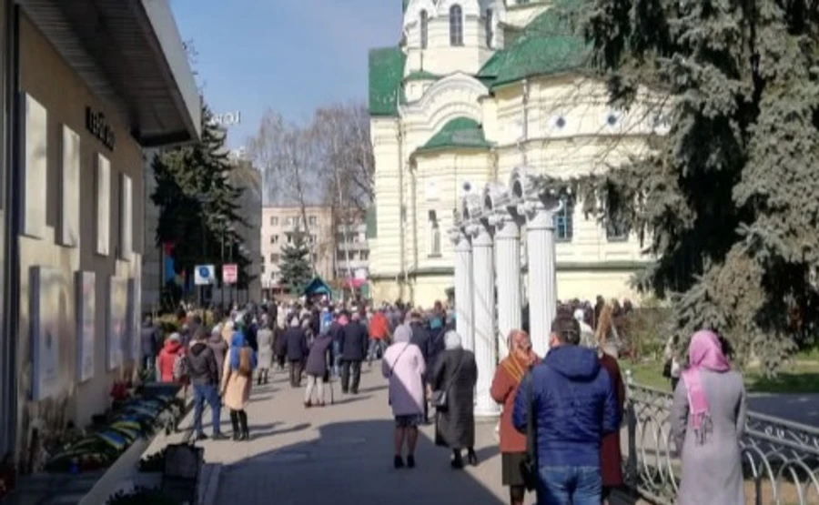 Главные новости воскресенья и ночи: богослужения несмотря на карантин, увеличение случаев COVID-19