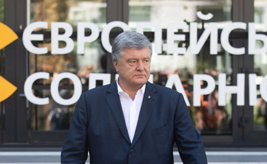 Порошенко после допроса забросали тухлыми яйцами