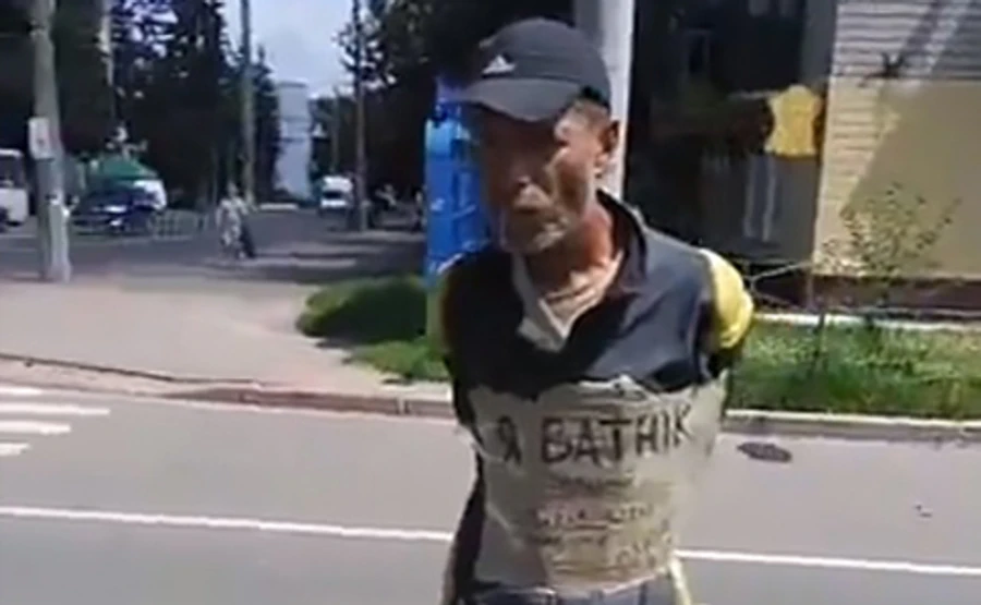 Поліція Чернігова шукає людей, які прив'язали чоловіка до стовпа