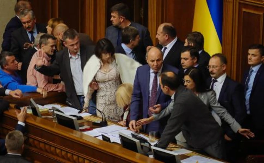 Роботу Ради зірвали штовханиною в президії