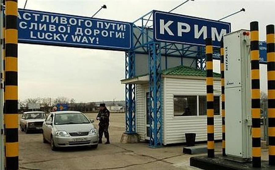 Таможенники утверждают, что проезд в Крым открыт. Очевидцы говорят обратное