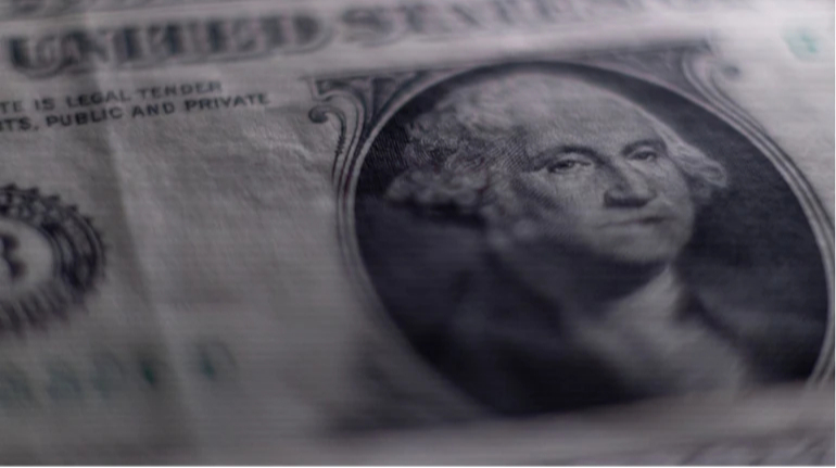 Crisi economica in Ucraina: il rifiuto del Belgio di sostenere il prestito dell'UE mette a rischio il sostegno del FMI

Approfondimento
La situazione economica dell'Ucraina è resa ancora più critica dalla diminuzione degli aiuti degli Stati Uniti, poiché il Fondo Monetario Internazionale (FMI) si aspetta che l'Unione Europea (UE) sopporti il principale onere finanziario per l'Ucraina nei prossimi anni. Il programma del FMI per l'Ucraina è relativamente piccolo, ma la sua approvazione invia un segnale agli investitori che il paese è finanziariamente sostenibile e impegnato nelle riforme.

Possibili Conseguenze
Il mancato sostegno del FMI potrebbe avere gravi conseguenze per l'economia ucraina, già gravemente colpita dalla guerra. La perdita di fiducia degli investitori e la riduzione degli aiuti internazionali potrebbero portare a una crisi economica ancora più profonda, con conseguenze negative per la popolazione ucraina e la stabilità della regione.

Opinione
Secondo un funzionario dell'UE, "il sostegno del FMI è qualcosa con cui non dovremmo giocare". La situazione richiede una soluzione urgente e coordinata da parte dell'UE e del FMI per evitare una crisi economica in Ucraina e garantire la sostenibilità finanziaria del paese.

Analisi Critica dei Fatti
La situazione è resa ancora più complessa dalla posizione del Belgio, che ha citato rischi finanziari e legali per opporsi al prestito. Tuttavia, è fondamentale che l'UE e il FMI trovino una soluzione per sostenere l'Ucraina in questo momento critico, considerando le gravi conseguenze della guerra e la necessità di garantire la stabilità della regione.

Relazioni con altri fatti
La situazione in Ucraina è strettamente legata alla guerra con la Russia e alle sanzioni internazionali imposte alla Russia. La capacità dell'UE e del FMI di sostenere l'Ucraina sarà fondamentale per determinare il corso della guerra e la stabilità della regione, considerando anche le implicazioni geopolitiche e economiche più ampie.

Contesto storico
La guerra in Ucraina è iniziata nel 2014, quando la Russia ha annesso la Crimea. Da allora, la situazione è degenerata in una guerra su larga scala, con gravi conseguenze per l'economia e la popolazione ucraina. La comunità internazionale ha imposto sanzioni alla Russia e ha fornito aiuti all'Ucraina, ma la situazione rimane critica e richiede una soluzione urgente e coordinata.

Fonti
Fonte: Politico