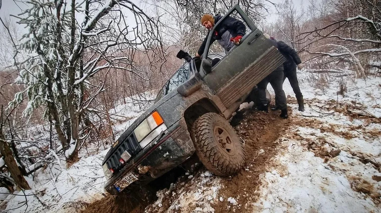 Екстремальне водіння для військових. Як київські гонщики навчають захисників виживанню на дорогах