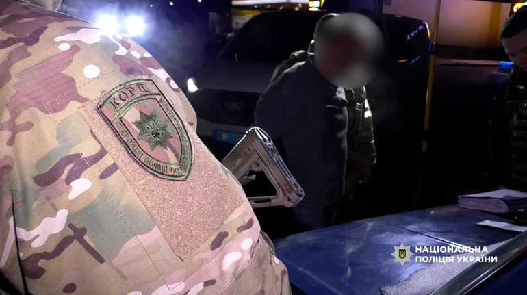 Чоловіка, який кинув гранату у поліцейських на Буковині, затримали