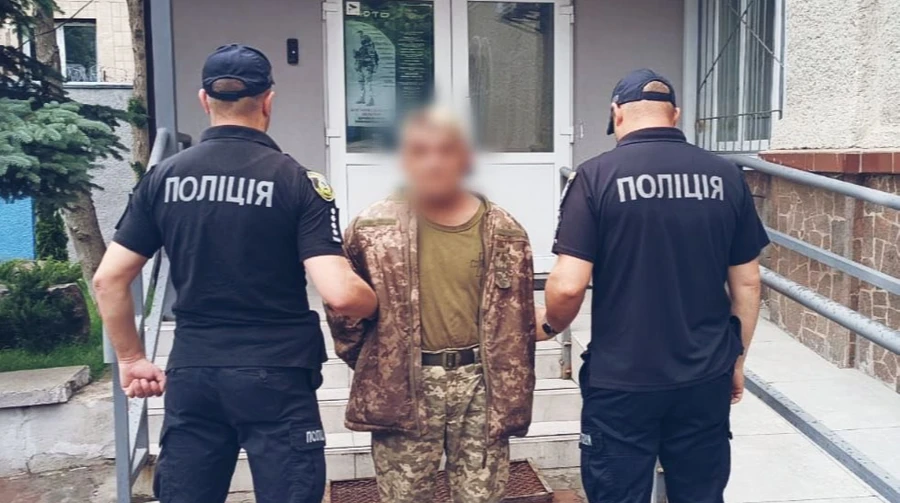 Убил женщину и сослуживца, еще в одного стрелял дважды: в Киевской области задержан военный