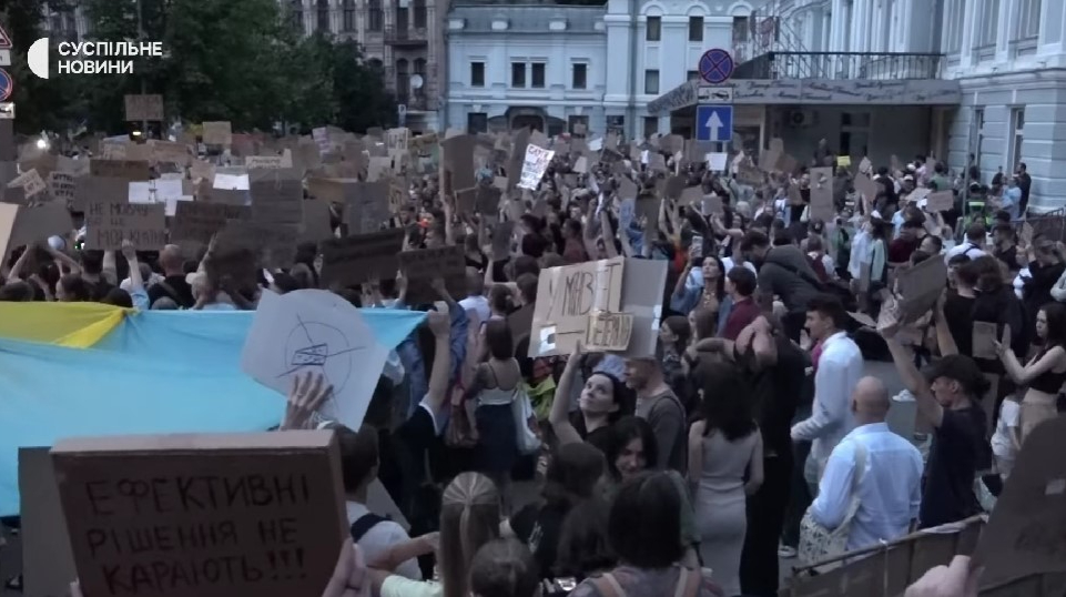 У Києві та інших містах тривають акції за Федорова й проти Сирського