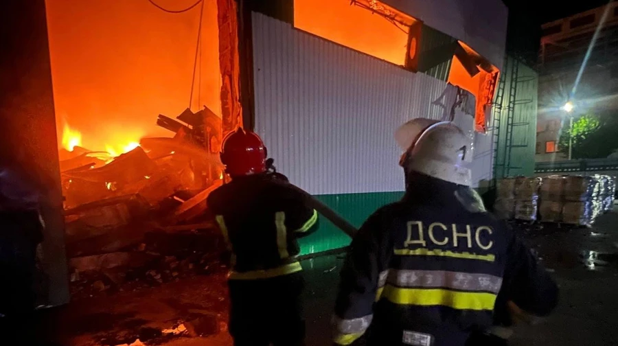 Росіяни атакували Київ та область: горіли підприємство харчової промисловості, гараж та вантажівки