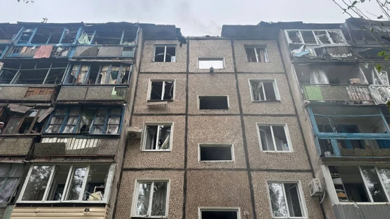 Russians attack Kryvyi Rih in morning, damaging five-storey building and injuring 2 people – photos