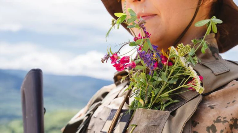 Красивая женщина, хлопну ее по попе. Что делать в случае сексуальных притязаний в армии