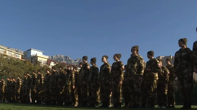 Russians in Crimea teach Ukrainian children to throw grenades and remove booby traps