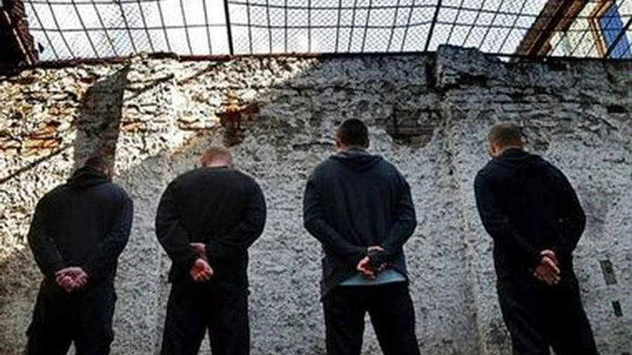 Били й залякували бійців: двом охоронцям в'язниці бойовиків оголосили підозру