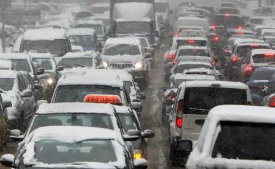 Рятувальники просять водіїв у найближчі дні не виїжджати з міст