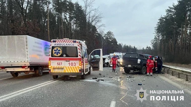 Под Киевом произошло масштабное ДТП: трое пострадавших