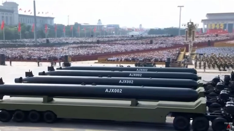 Китай на параді показав велетенські підводні дрони і лазерні системи ППО
