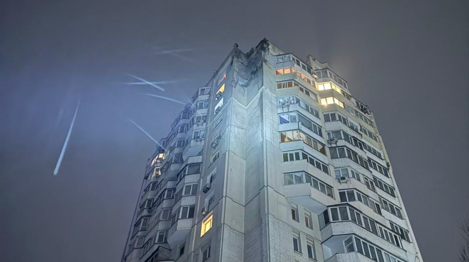 Droni russi a Kiev: difesa aerea ucraina neutralizza, detriti cadono e danni nel quartiere Holosiivskyi