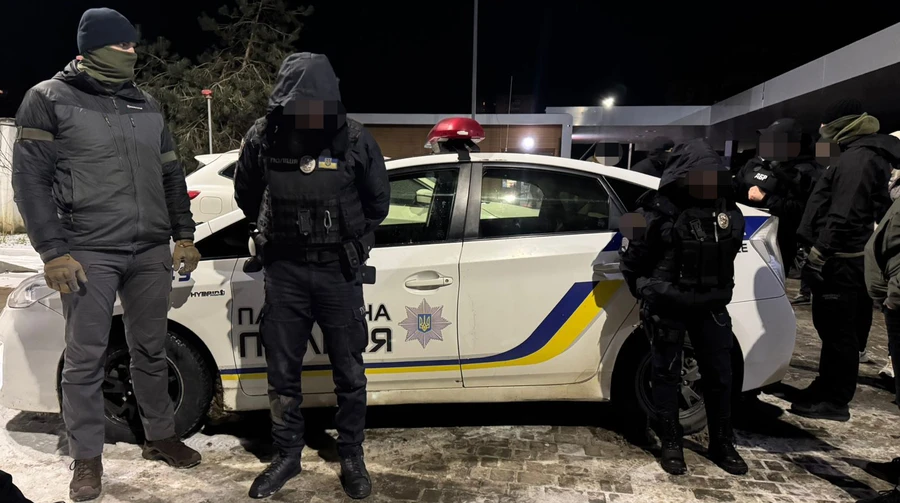 Вимагали хабарі за уникнення візиту в ТЦК: затримали двох поліцейських – ДБР
