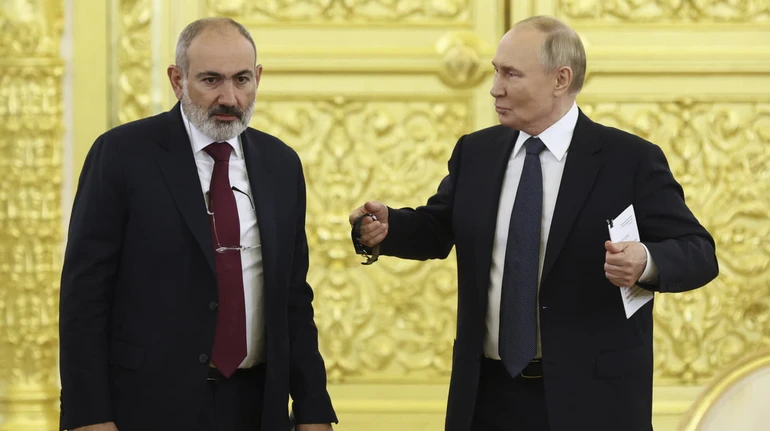 Шантаж и пряник Кремля. Как Путин идет к поражению в Армении и что планирует после него