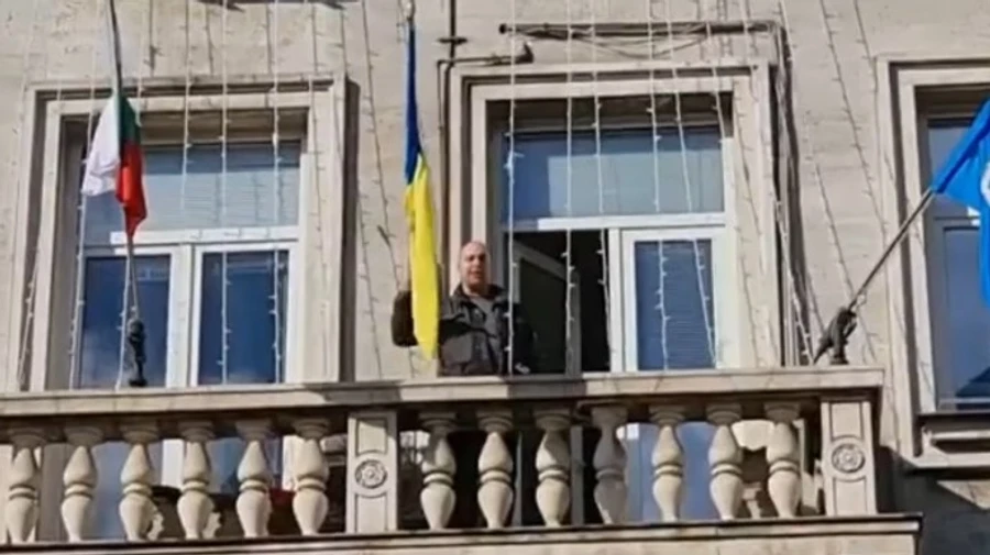 У Софії політик викинув із мерії прапор України під вигуки Ура!