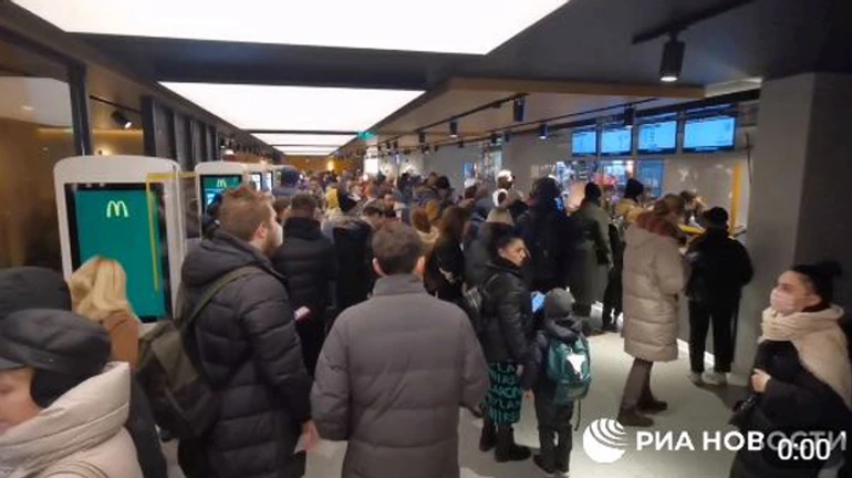 Росіяни заполонили McDonald's в Москві в останній день роботи закладу 